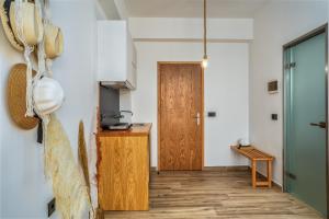 阿莫迪阿莫迪一室公寓酒店的厨房设有木门和木地板