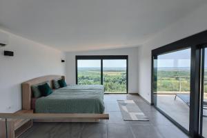 乌尔齐尼Solana's View的一间卧室设有一张床和一个大窗户