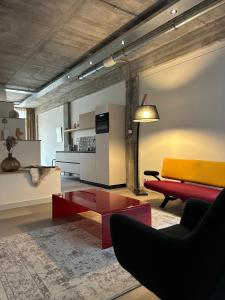 埃因霍温De Eindhovenaar City Apartments的客厅配有沙发和桌子