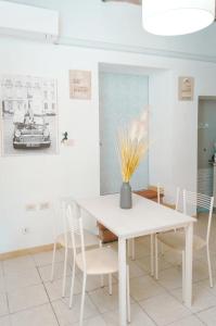Le MarmoreCasa Vacanze Le Cascate的白色的用餐室配有白色的桌椅