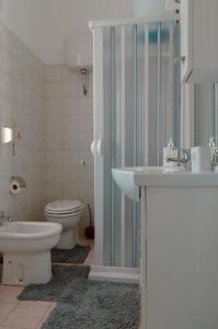 Le MarmoreCasa Vacanze Le Cascate的浴室配有卫生间、盥洗盆和淋浴。