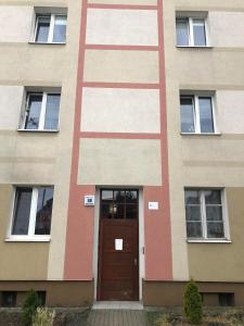 比得哥什Apartament Zwirki i Wigury 38的一座建筑,设有棕色的门和窗户
