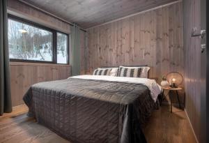 斯特兰达Premium Penthouse near Strandafjellet Ski Resort & Geiranger - Panoramic Mountain Views & Sauna的一间带床的卧室,位于带窗户的房间内