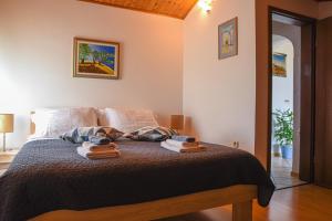 格罗日年Apartman Villa Romana的一间卧室配有一张床,上面有两条毛巾