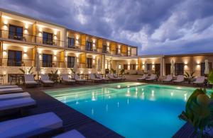 阿菲托斯Verano Afytos Hotel的酒店拥有大型游泳池和躺椅