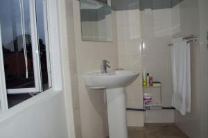PeliyagodaParamount Residence 5的白色的浴室设有水槽和淋浴。