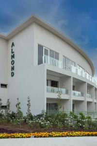内韦伊兰Almond Hotel - Adults only的白色的建筑,旁边设有阳台