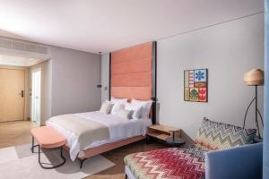 内韦伊兰Almond Hotel - Adults only的一间带大床的卧室和一间客厅