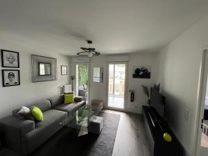 普瓦西Appartement avec son jardin d’hiver的客厅配有沙发和桌子