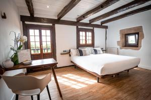 宏达瑞比亚阿洛特森尼亚乡村旅馆的卧室配有一张白色大床和一张书桌