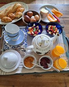 La CalotterieLe Bois d'Albran的早餐桌,包括早餐食品和橙汁
