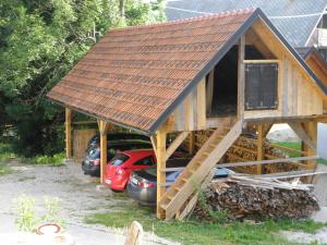 班斯卡比斯特里察Tubej turist farm - wooden hayloft的汽车顶部有屋顶的房子