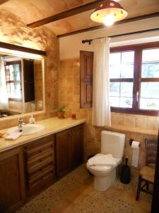阿尔盖达Finca Cas Contador Mallorca的一间带卫生间和水槽的浴室