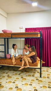 亭可马里Laughing Leopard Trinco的三个女孩坐在双层床的上面