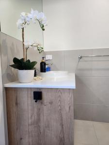 亚勒旺加Bullseye的浴室设有水槽和种植了植物的白色台面