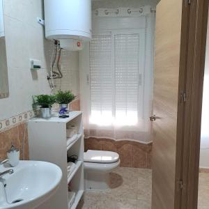 马拉加Apt. cerca de la playa y airport的浴室配有白色卫生间和盥洗盆。