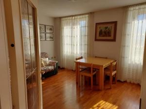 罗韦雷托Appartamento Gisella的客厅配有桌子和沙发
