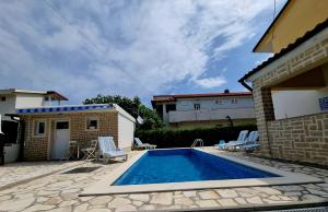 巴斯卡ARA-ZAROK的一座房子后院的游泳池