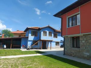 科普里夫什迪察Kъща за гости Демария的红色和蓝色的房子