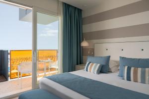利多迪耶索罗东方&太平洋酒店的酒店客房设有一张床和一个阳台。