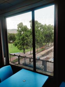 斋浦尔Sukh Sagar Hotel的享有田野景致的窗户