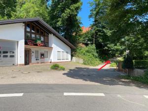 Ober-AbtsteinachHaus Dreil的一只红风筝在房子前面飞