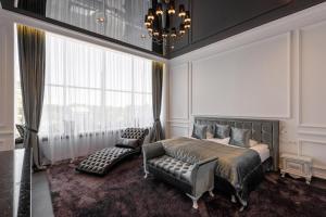 切尔诺夫策Grand Royal的卧室配有床、椅子和窗户。
