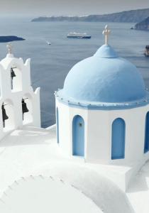 梅加洛克里Nelya Suites的桑托里尼岛的白色教堂,有一个蓝色的圆顶