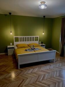 劳耶克特普利采HARMONY Apartments的一间卧室设有床铺和绿色的墙壁