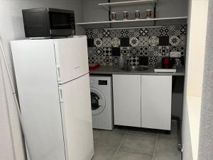 朗热Langeais - Gîte des Culeveaux的厨房配有冰箱和洗衣机。