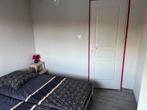 朗热Langeais - Gîte des Culeveaux的卧室配有床和白色门
