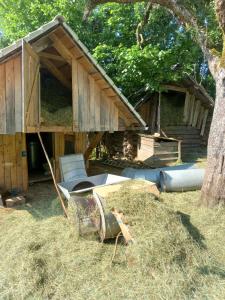 班斯卡比斯特里察Tubej turist farm - wooden hayloft的前面有干草的房子