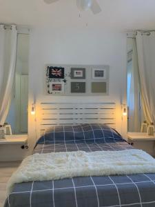 圣布里厄Gare - Les Champs - 1 SDB privative - parking gratuit的一间卧室配有蓝色的床和2个窗户