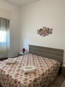 斯佩基亚Casa Salento的一间卧室配有一张大床和毛巾