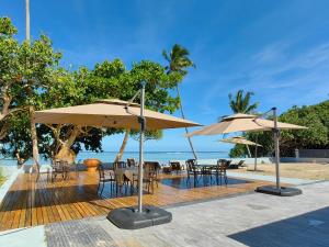 Sigatokacoral coast FIJI的一个带桌椅和遮阳伞的庭院