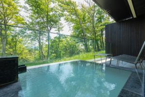 箱根KANAYA RESORT HAKONE的享有树木景致的游泳池