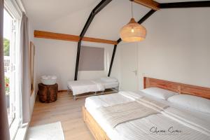 阿尔克马尔ApartHotel De Koning by Urban Home Stay的一间卧室设有一张大床和一个大窗户