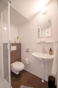 阿尔克马尔ApartHotel De Koning by Urban Home Stay的白色的浴室设有卫生间和水槽。