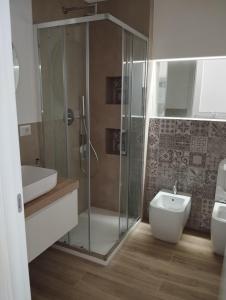 奥尔比亚Le pergole的带淋浴、卫生间和盥洗盆的浴室
