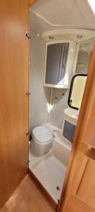艾瓦耶Nikita caravane的一间带卫生间的小浴室和一台电视