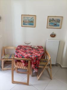 比雷埃夫斯Piraeus art deco apartment的桌子和椅子上方有桌布