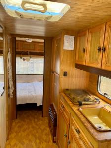 切尔诺莫雷茨Beachfront Caravans - Meadow Camp的带水槽的厨房和1间带床的房间