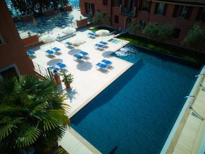 加尔尼亚诺伯格里艾克酒店的享有带椅子和遮阳伞的游泳池的上方景色