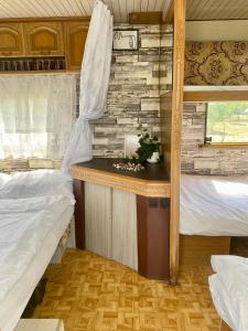 切尔诺莫雷茨Beachfront Caravans - Meadow Camp的一间卧室配有两张床和一张书桌。
