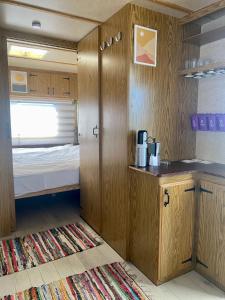 切尔诺莫雷茨Beachfront Caravans - Meadow Camp的一间小房间,配有床和小厨房
