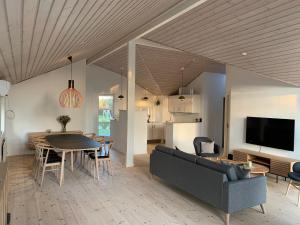 斯劳厄尔瑟Moderne sommerhus, 8 senge, 250 mtr til sandstrand的客厅配有沙发和桌子