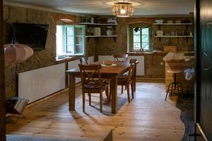 Jablonné v PodještědíENJOY Cozy Romance Hills Forest Gardens Views Sauna Whirlpool Bath的厨房以及带木桌和椅子的用餐室。