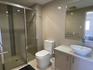 达尔文Katara On Smith - 2 Bed 2 Bath CBD Appartment的浴室配有卫生间、盥洗盆和淋浴。