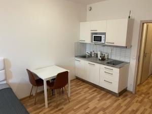布拉格Apartment 153 - Rezidence Eliska - Prague 9的一间带桌子和微波炉的小厨房