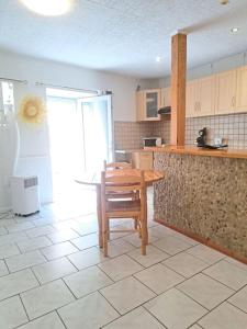 PeyrestortesStudio proche de Perpignan的厨房配有木桌和木椅
